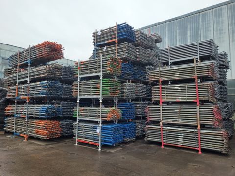 Echafaudage multidirectionnel Layher: 1.000m² garde-corps définitif