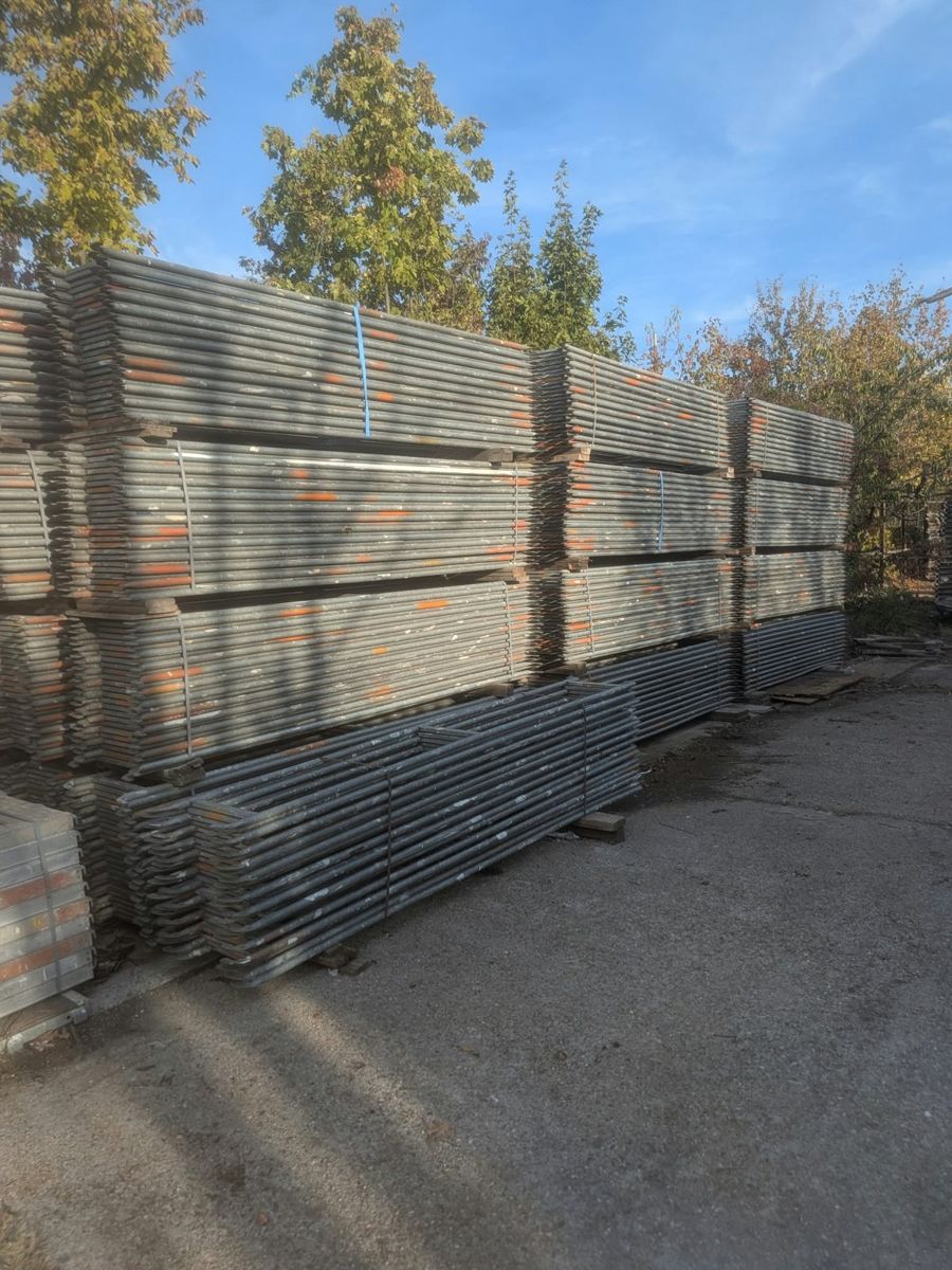 Échafaudage Layher Blitz et Allround – gros lot complet de 8 556 pièces avec accessoires